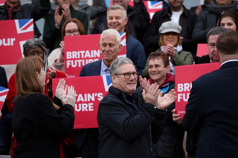 &copy; Reuters. زعيم حزب العمال البريطاني كير ستارمر خلال احتفالات فوز الحزب بالانتخابات في بلاكبول ببريطانيا يوم الثالث من مايو أيار 2024. تصوير: فيل نوبل
