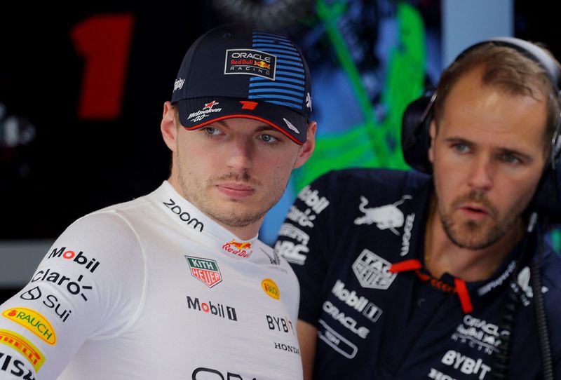 &copy; Reuters. Max Verstappen de Red Bull antes de la práctica del Gran Premio de Miami, en el Autódromo Internacional de Miami, Florida, EEUU. 3 de mayo de 2024. REUTERS/Brian Snyder.