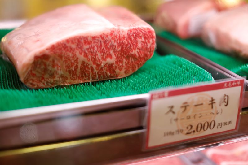 &copy; Reuters. FOTO DE ARCHIVO-Una trozo de una ternera wagyu en una carnicería en Osaka, Japón, 30 de junio de 2019. Fotografía tomada el 30 de junio de 2019. REUTERS/Jorge Silva