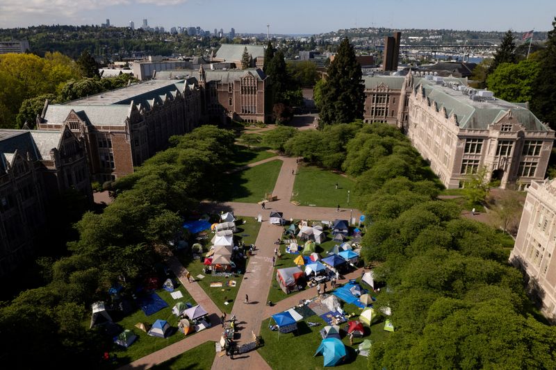 &copy; Reuters. FILE PHOTO: A drone view shows demonstrators at a protest encampment in support of Palestinians, during the ongoing conflict between Israel and the Palestinian Islamist group Hamas, at the University of Washington in Seattle, Washington, U.S., May 2, 2024