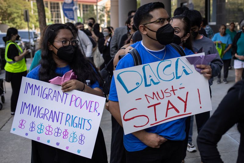 &copy; Reuters. FOTO DE ARCHIVO: Inmigrantes y activistas sostienen pancartas en apoyo a la política de Acción Diferida para los Llegados en la Infancia (DACA) antes de una audiencia sobre una versión revisada del programa DACA frente a un tribunal federal en Houston,