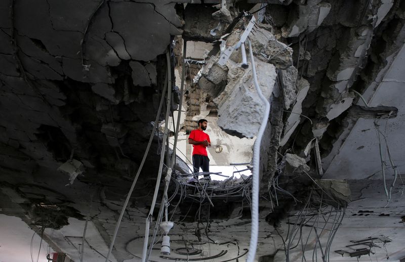 &copy; Reuters. Una persona en el interior de un edificio dañado por un ataque israelí, en Rafah, en el sur de la Franja de Gaza

May 3, 2024. REUTERS/Hatem Khaled