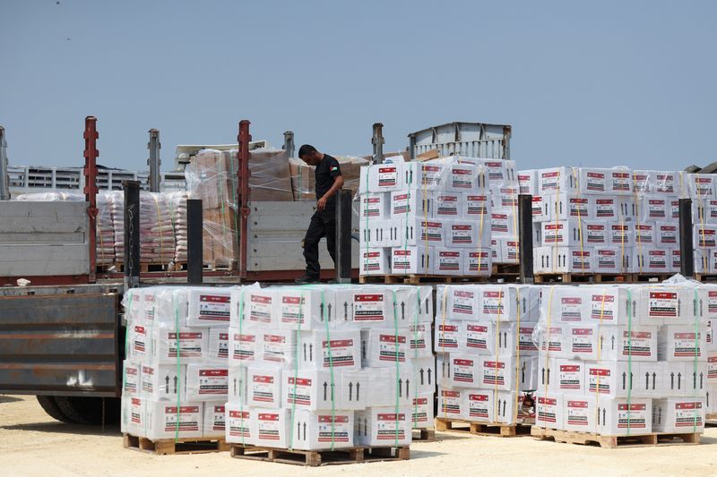 &copy; Reuters. FILE PHOTO: A worker unloads humanitarian aid, amid the ongoing conflict in Gaza between Israel and the Palestinian Islamist group Hamas, near the Erez Crossing point in northern Gaza, May 1, 2024. REUTERS/Ronen Zvulun/File Photo