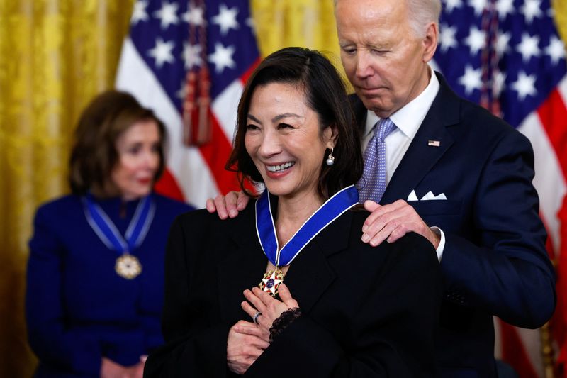 &copy; Reuters. Presidente de EEUU, Joe Biden, entrega la Medalla Presidencial de la Libertad a la actriz Michelle Yeoh durante una ceremonia en la Casa Blanca en Washington, EEUU, el 3 de mayo, 2024. REUTERS/Evelyn Hockstein