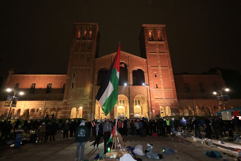 &copy; Reuters. متظاهرون قرب العلم الفلسطيني خلال احتجاج للتضامن مع الفلسطينيين داخل حرم جامعة كاليفورنيا-لوس انجليس بكاليفورنيا في الثاني من مايو أيار 2024