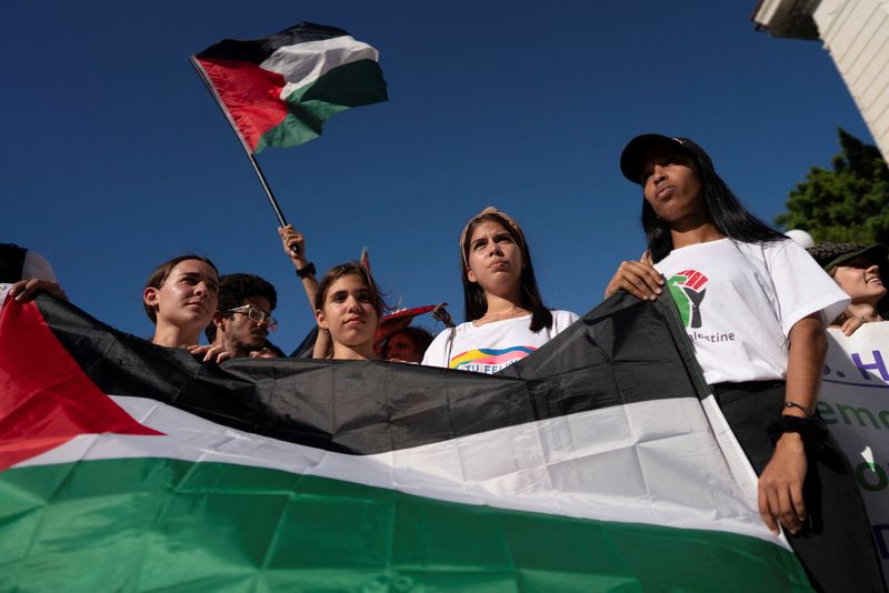 © Reuters. Estudiantes participan en una manifestación propalestina en La Habana, Cuba. 3 mayo 2024. REUTERS/Alexandre Meneghini