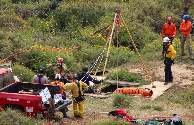 &copy; Reuters. أعضاء فريق إنقاذ يعملون في موقع العثور على ثلاث جثث في ولاية باها كاليفورنيا يوم الثالث من مايو أيار 2024. تصوير: فرانسيسكو خابيير كروث - رويتر