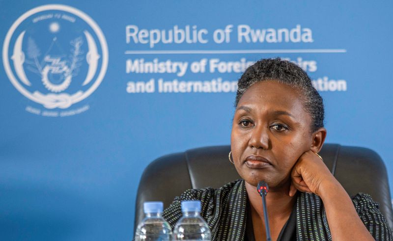 © Reuters. يولاند ماكولو المتحدثة باسم حكومة رواندا في مؤتمر صحفي في كيجالي بصورة من أرشيف رويترز.