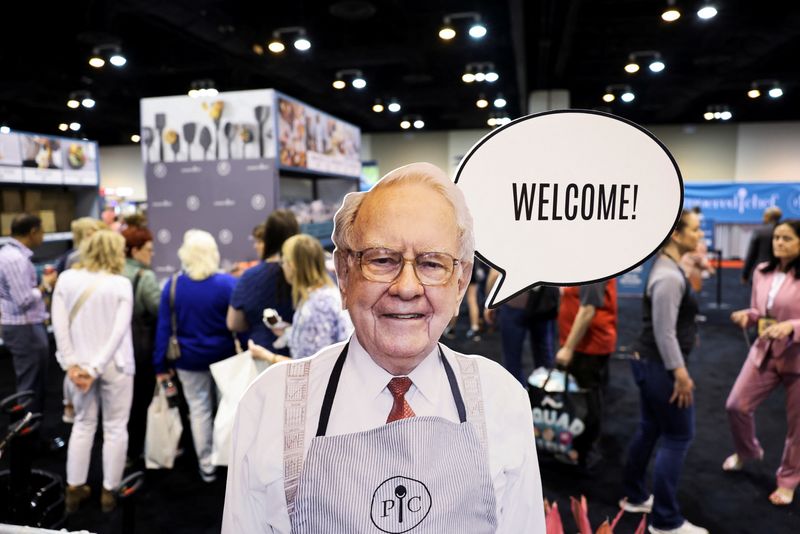 © Reuters. A cutout picture of Berkshire Hathaway Chairman Warren Buffett welcomes shareholders to shop at the Pampered Chef booth at the Berkshire Hathaway Inc annual shareholders' meeting in Omaha, Nebraska, U.S. May 3, 2024. REUTERS/Scott Morgan