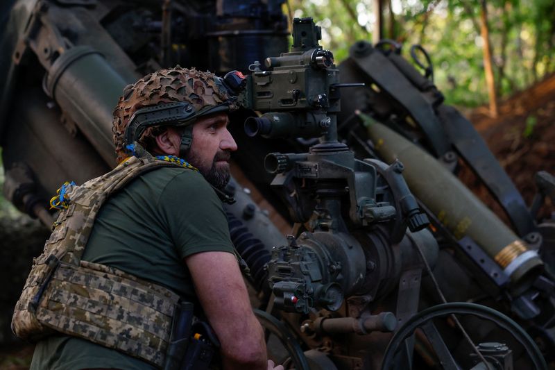 &copy; Reuters. Imagen de archivo de un soldado ucraniano preparando un ataque contra tropas rusas en el frente de batlla, en la región de Donetsk, Ucrania. 1 mayo 2024. REUTERS/Valentyn Ogirenko