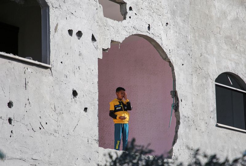 &copy; Reuters. Un niño mira desde un edificio afectado por un ataque israelí en Rafah, en el sur de la Franja de Gaza. 3 mayo 2024. REUTERS/Hatem Khaled