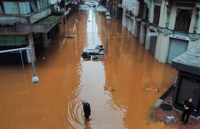 &copy; Reuters. Des inondations dues aux fortes pluies à Porto Alegre, au Brésil. /Photo prise le 4 mai 2024/REUTERS/Renan Mattos