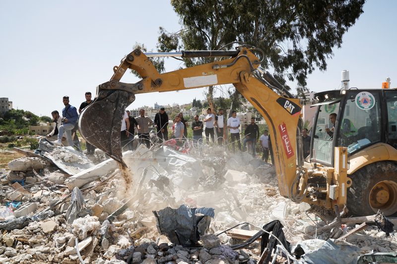 &copy; Reuters. An excavator works at a site of a house demolished during an Israeli raid in Deir al-Ghusun, in the Israeli occupied West Bank, May 4, 2024. REUTERS/Raneen Sawafta