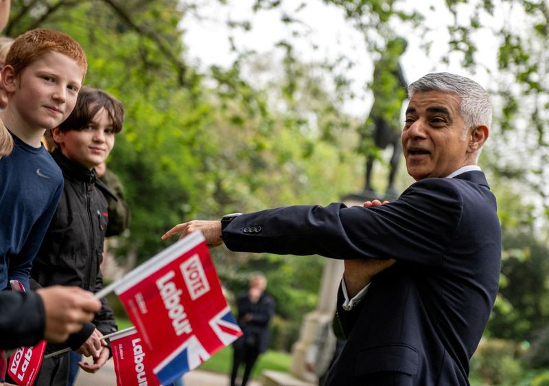&copy; Reuters. FILE PHOTO: Mayor of London Sadiq Khan reacts during a photo-call with supporters the day before voters go to the polls in the London Mayoral elections in London, Britain May 1, 2024. REUTERS/Chris J. Ratcliffe/File Photo
