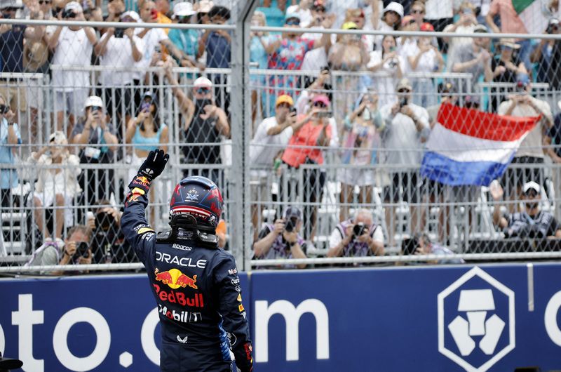&copy; Reuters. El piloto holandés de Red Bull Max Verstappen saluda a la grada tras ganar la carrera al sprint en el Gran Premio de Fórmula Uno de Miami, EEUU. 4 mayo 2024. REUTERS/Marco Bello