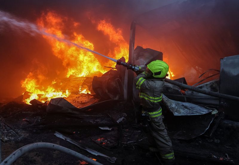 © Reuters. A firefighter works at a site a Russian missile strike, amid Russia's attack on Ukraine, in Kharkiv, Ukraine May 4, 2024. REUTERS/Vyacheslav Madiyevskyy