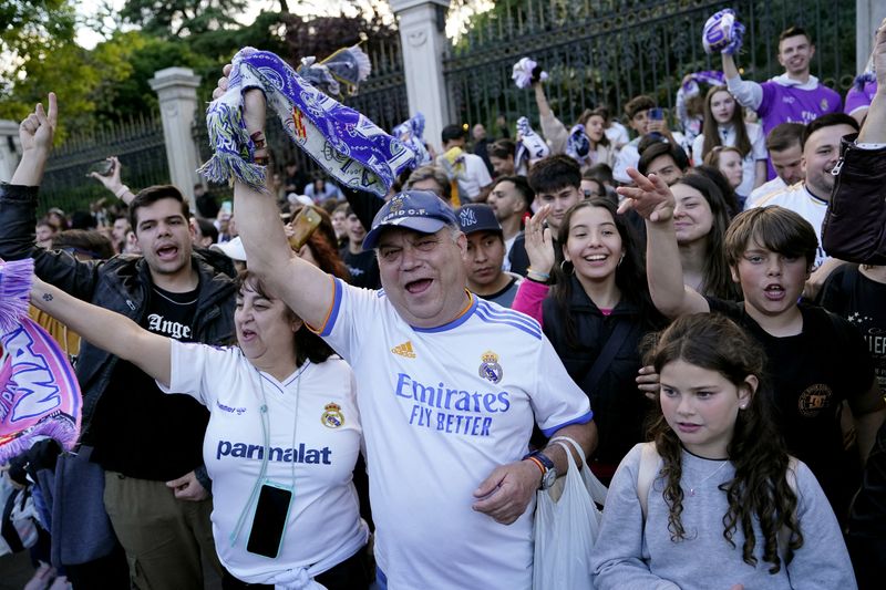&copy; Reuters. Torcedores do Real Madrid comemoram conquista do título do Campeonato Espanhol em Madri
04/05/2024 REUTERS/Ana Beltran