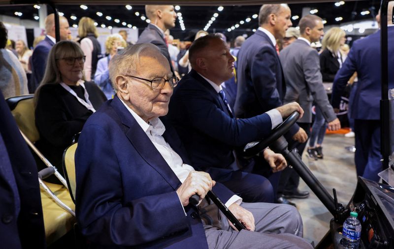 &copy; Reuters. FILE PHOTO: Berkshire Hathaway Chairman Warren Buffett attends the Berkshire Hathaway Inc annual shareholders' meeting in Omaha, Nebraska, U.S., May 3, 2024. REUTERS/Scott Morgan/File Photo