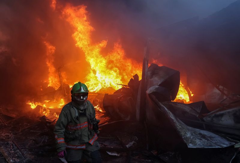© Reuters. رجل إطفاء في موقع تضرر جراء غارة جوية روسية بكييف يوم الرابع من مايو أيار 2024. تصوير: صوفيا هاتيلوفا - رويترز