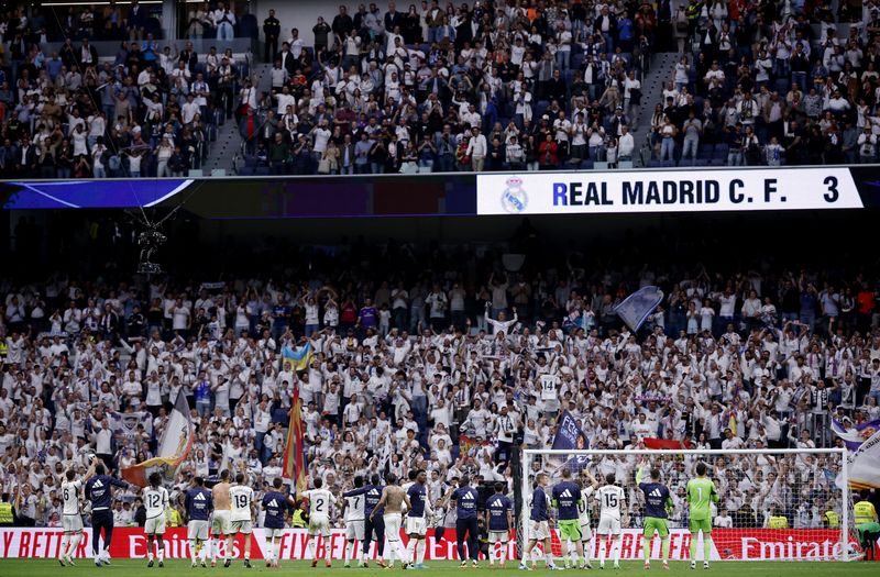 © Reuters. Soccer Football - LaLiga - Real Madrid v Cadiz - Santiago Bernabeu, Madrid, Spain - May 4, 2024 Real Madrid players celebrate with fans after the match REUTERS/Juan Medina