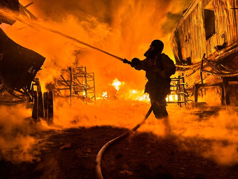 &copy; Reuters. Un bombero intenta apagar un incendio tras un ataque con drones rusos en Járkov, Ucrania. 4 mayo 2024. REUTERS/Vitalii Hnidyi