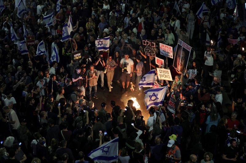 &copy; Reuters. People attend a protest calling for the immediate release of hostages kidnapped in the deadly October 7 attack on Israel by the Palestinian Islamist group Hamas, in Tel Aviv, Israel, May 4, 2024. REUTERS/Ronen Zvulun      