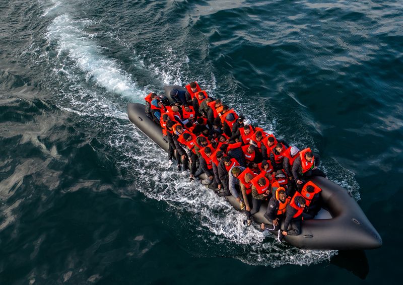 &copy; Reuters. Imagen desde un dron de una embarcación llena de inmigrantes en camino a Gran Bretaña por el Canal de la Mancha. 4 mayo 2024. REUTERS/Chris J. Ratcliffe