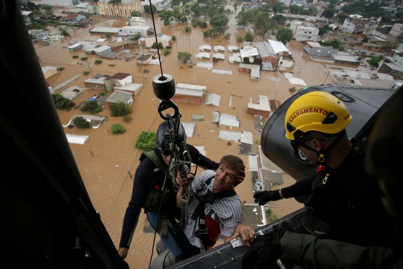 © Reuters. Homem é resgatado por bombeiros em Canoas em meio às enchentes que atingiram o Rio Grande do Sul
04/05/2024 REUTERS/Renan Mattos  