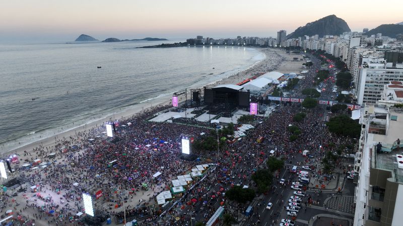 &copy; Reuters. Vista aérea de local do show de Madonna na praia de Copacabana, no Rio de Janeiro
04/05/2024 REUTERS/Leonardo Benassatto