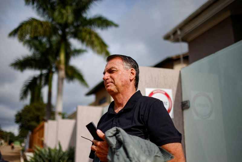 &copy; Reuters. Imagen de archivo del expresidente brasileño Jair Bolsonaro saliendo de su casa antes de testificar ante la Policía Federal en Brasilia, Brasil. 22 febrero 2024. REUTERS/Adriano Machado