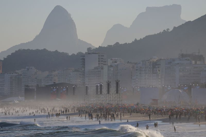 &copy; Reuters. Miles de personas se reúnen en la playa de Copacabana, cerca del escenario donde ofrecerá un concierto Madonna, en Río de Janeiro, Brasil. 4 mayo 2024. REUTERS/Ricardo Moraes