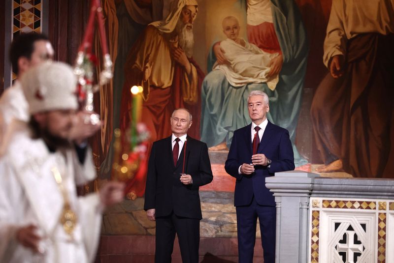 &copy; Reuters. Russian President Vladimir Putin and Mayor of Moscow Sergei Sobyanin attend the Orthodox Easter service at the Cathedral of Christ the Saviour in Moscow, Russia, May 5, 2024. Sputnik/Valeriy Sharifulin/Pool via 