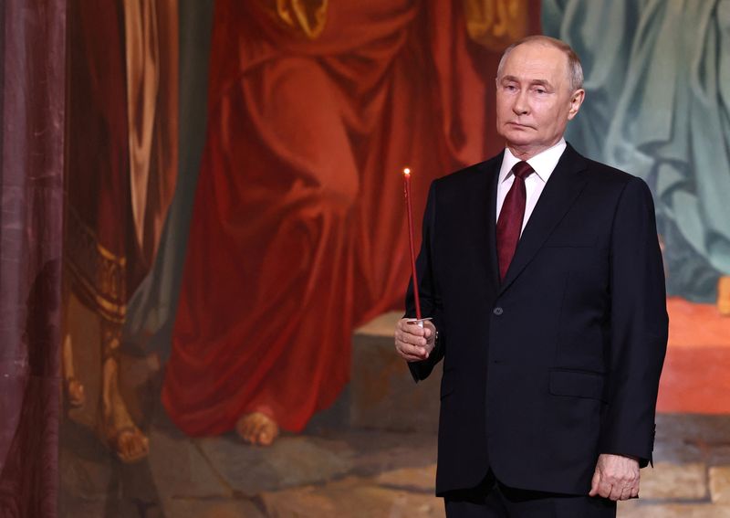 &copy; Reuters. الرئيس الروسي فلاديمير بوتين لدى حضوره قداس عيد القيامة في كاتدرائية المسيح المخلص في موسكو يوم الخامس من مايو أيار 2024. صورة لرويترز من وكال