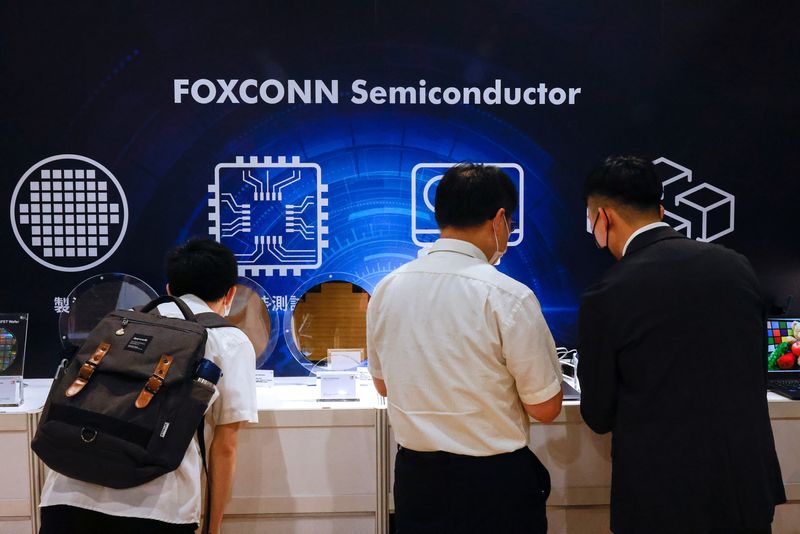 &copy; Reuters. Foxconn shareholders look at wafers on display after the annual shareholder meeting in New Taipei City, Taiwan May 31, 2023. REUTERS/Ann Wang/File Photo