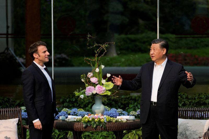 &copy; Reuters. Le président chinois Xi Jinping et le président français Emmanuel Macron assistent à une cérémonie du thé à la résidence du gouverneur de la province de Guandong, en Chine. /Photo prise le 7 avril 2023/REUTERS/Thibault Camus