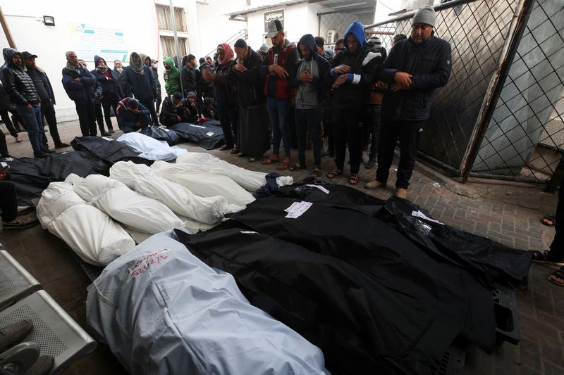 &copy; Reuters. أشخاص يصلون الجنازة على جثامين فلسطينيين قتلوا في هجمات إسرائيلية في رفح يوم العاشر من فبراير شباط 2024. تصوير: إبراهيم أبو مصطفى - رويترز