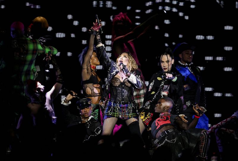 © Reuters. Madonna performs during a concert at the Copacabana beach in Rio de Janeiro, Brazil May 4, 2024. REUTERS/Pilar Olivares