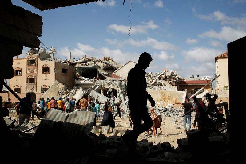 &copy; Reuters. Le site d'une frappe israélienne sur une maison à Rafah, dans le sud de la bande de Gaza. /Photo prise le 5 mai 2024/REUTERS/Hatem Khaled