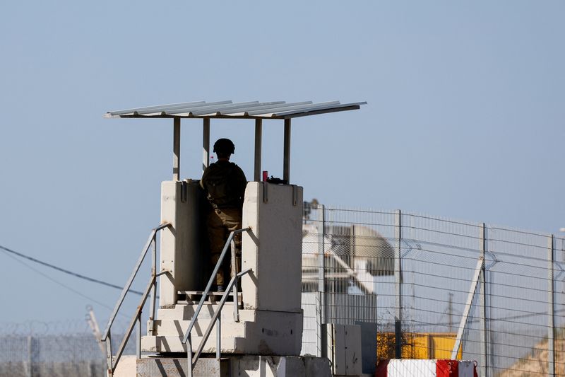 &copy; Reuters. جندي إسرائيلي يقف حراسة عند معبر كرم أبو سالم في العاشر من يناير كانون الثاني 2024. تصوير: تايرون سيو - رويترز