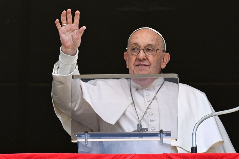 &copy; Reuters. Papa Francisco fala a fiéis na Praça São Pedro, no Vaticano
05/05/2024 Vatican Media/Divulgação via REUTERS