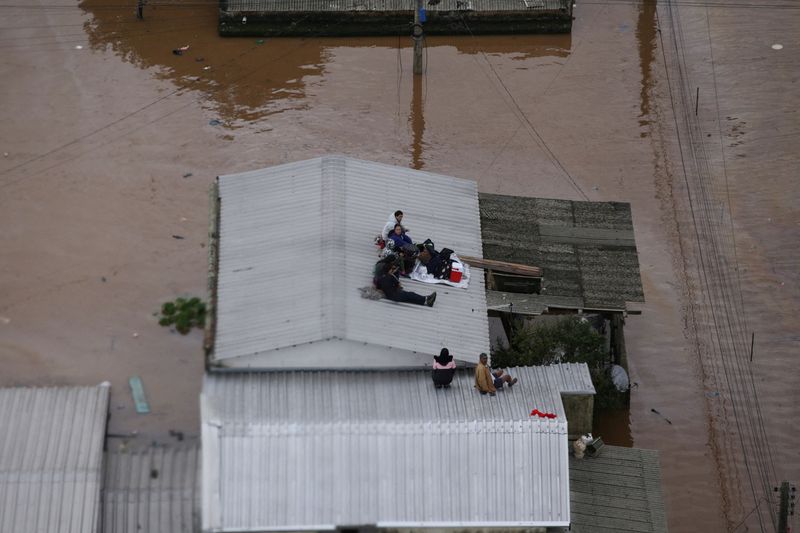 &copy; Reuters. Pessoas aguardam por resgate em cima de telhados em meio a enchentes em Canoas, no Rio Grande do Sul
04/05/2024 REUTERS/Renan Mattos