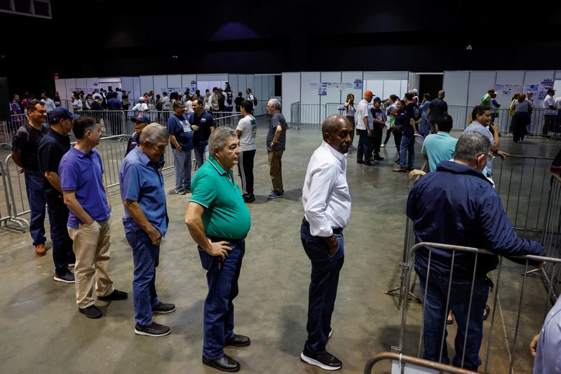&copy; Reuters. Ciudadanos hacen cola para votar en las elecciones generales en Ciudad de Panamá, Panamá. 5 de mayo de 2024. REUTERS/Daniel Becerril