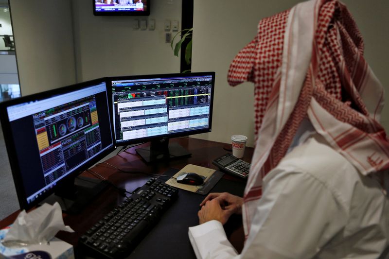 &copy; Reuters. متداول سعودي يراقب شاشات تعرض حركة مؤشرات البورصة في الرياض في صورة من أرشيف رويترز