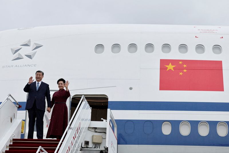 &copy; Reuters. الرئيس الصيني شي جين بينغ‭‭  برفقة زوجته  بينغ لي يوان لدى وصولهما إلى مطار أورلي في باريس يوم الخامس من مايو أيار 2024. صورة لرويترز من  ممثل ل