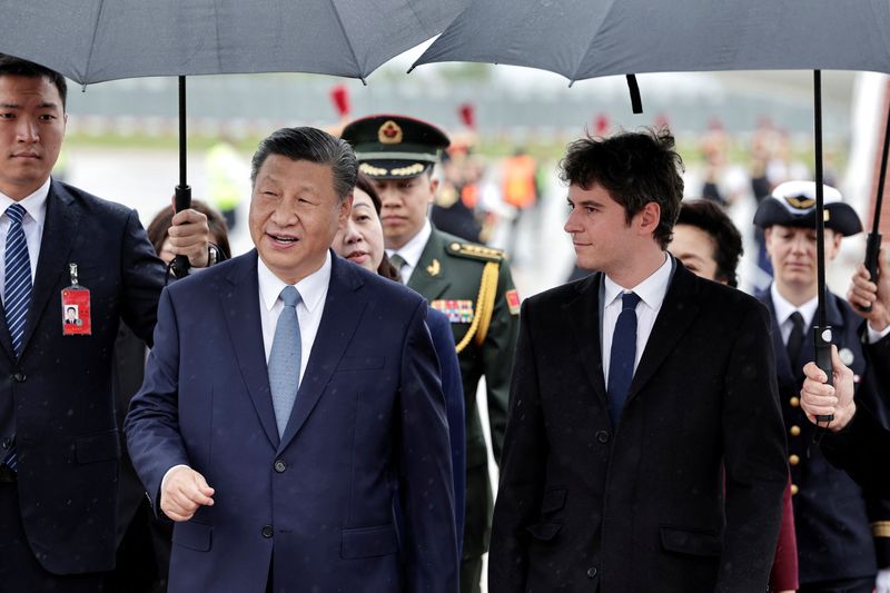 © Reuters. Le Premier ministre français Gabriel Attal accueille le président chinois Xi Jinping à son arrivée  à l'aéroport d'Orly pour une visite d'État de deux jours en France. /Photo prise le 5 mai 2024/REUTERS/Stéphane de Sakutin
