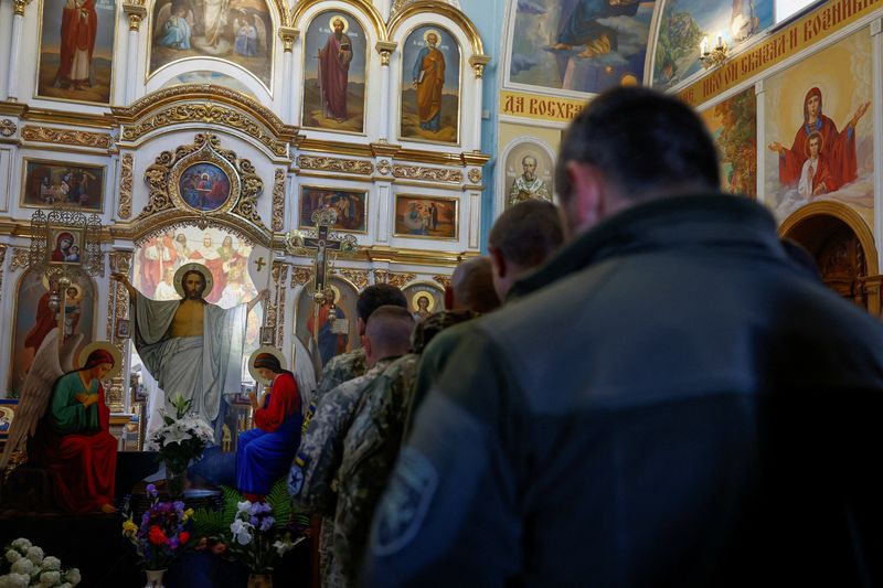 &copy; Reuters. جنود أوكرانيون يحضرون قداس عيد القيامة الأرثوذكسي في بلدة كوستيانتينيفكا، وسط الهجوم الروسي على أوكرانيا، في منطقة ددونيتسك الصناعية بأوك