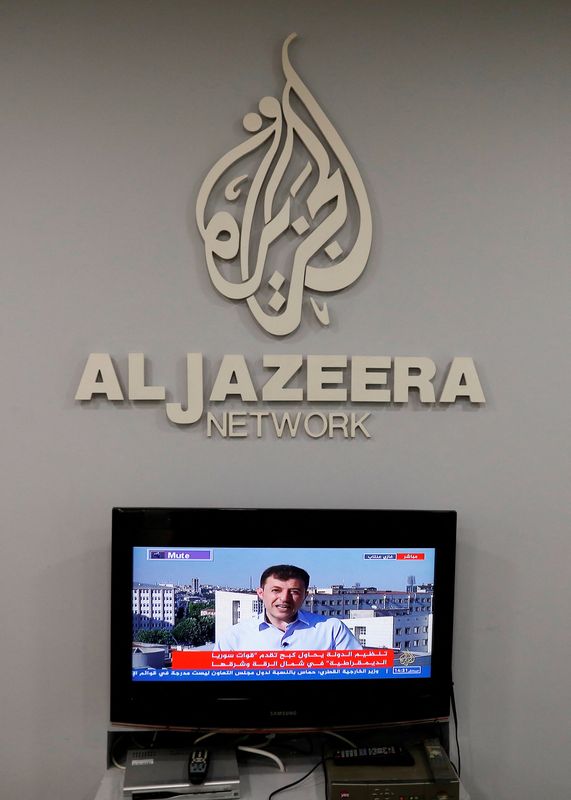 &copy; Reuters. Imagen de archivo del logo de la cadena de televisión qatarí Al Yazira en una de sus oficinas en Jerusalén. 13 junio 2017. REUTERS/Ronen Zvulun