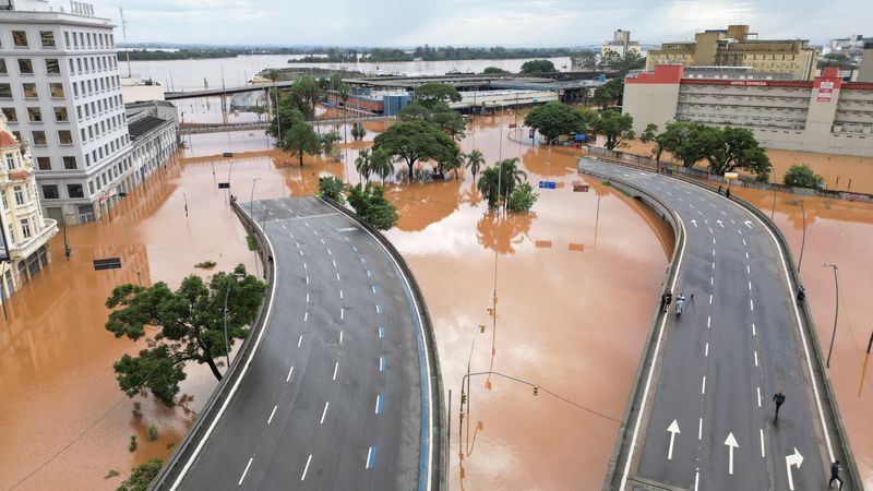 &copy; Reuters. A drone view shows a flooded city center after people were evacuated in Porto Alegre, in Rio Grande do Sul state, Brazil, May 5, 2024. REUTERS/Renan Mattos