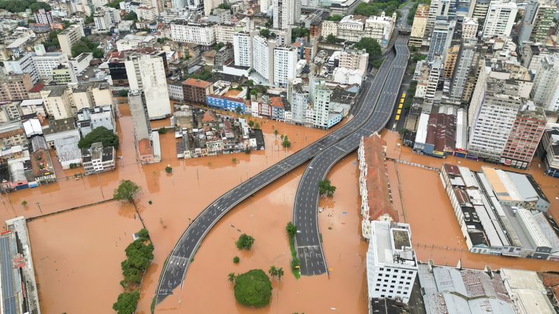 &copy; Reuters. Imagen desde un dron del centro inundado de Porto Alegre, Rio Grande do Sul, Brasil. 5 mayo 2024. REUTERS/Renan Mattos