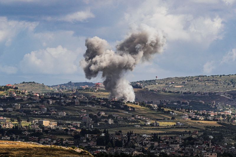 &copy; Reuters. Smoke rises above Lebanon, following an Israeli strike, amid ongoing cross-border hostilities between Hezbollah and Israeli forces, as seen from Israel's border with Lebanon in northern Israel, May 5, 2024. REUTERS/Ayal Margolin
